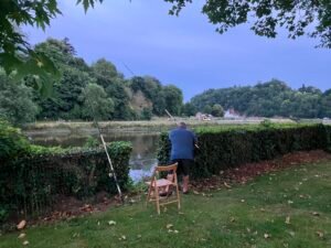 La pêche au bord du Blavet dans le camping St Caradec a HENNEBONT